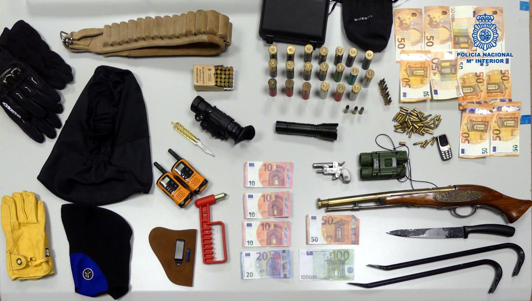 Material incautado por la Policía Nacional tras el registro llevado a cabo. Material incautado por la Policía Nacional tras el registro llevado a cabo.