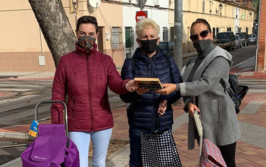 Maite Ocaña (en el centro) junto a las amigas con las que ha repartido los libros entre los vecinos de su barrio en Cuenca. Maite Ocaña (en el centro) junto a las amigas con las que ha repartido los libros entre los vecinos de su barrio en Cuenca.