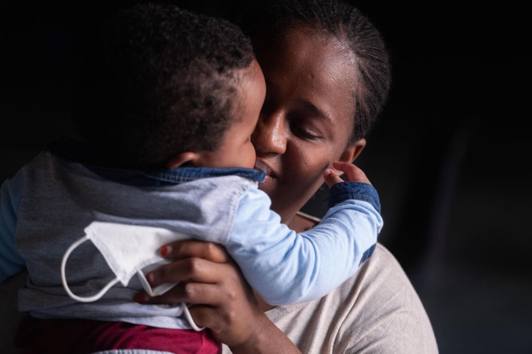 Una madre que llegó en patera a Fuerteventura ha vivido la separación de su hijo mayor (le han permitido continuar con el bebé) nada más tocar tierra, debido a los protocolos de la Fiscalía para prevenir el tráfico de niños. Una madre que llegó en patera a Fuerteventura ha vivido la separación de su hijo mayor (le han permitido continuar con el bebé) nada más tocar tierra, debido a los protocolos de la Fiscalía para prevenir el tráfico de niños.