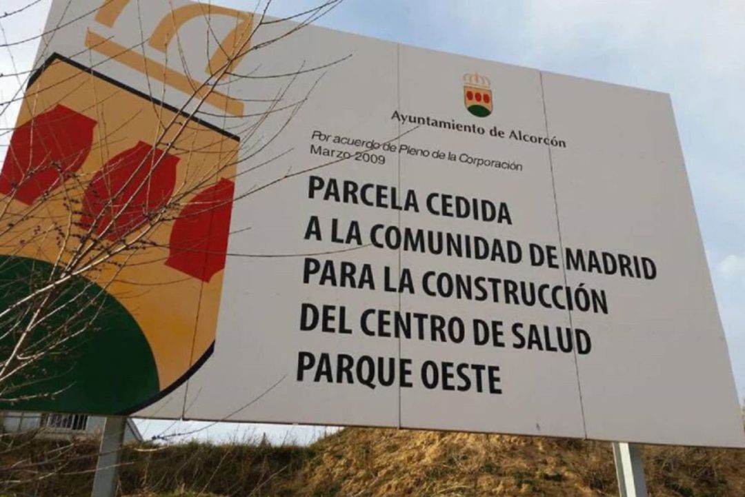 Cartel de la parcela que se cedió en 2009 para la construcción del centro de salud de Parque Oeste de Alcorcón Cartel de la parcela que se cedió en 2009 para la construcción del centro de salud de Parque Oeste de Alcorcón