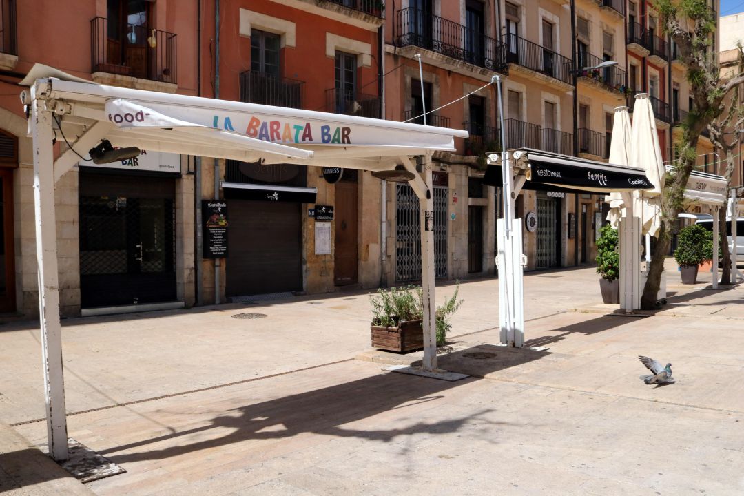 Terrasses buides a la plaça de la Font de Tarragona. Terrasses buides a la plaça de la Font de Tarragona.