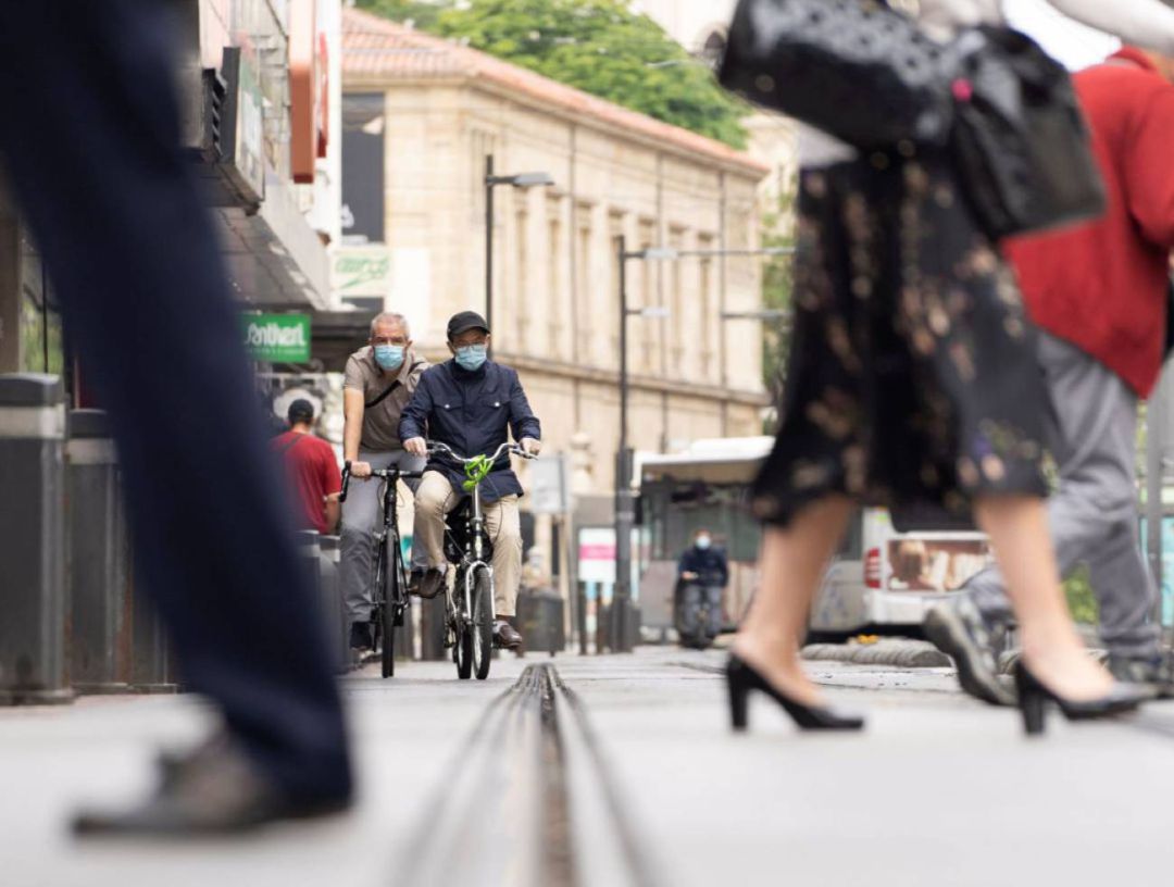 Dos ciclistas con mascarilla en Vitoria Dos ciclistas con mascarilla en Vitoria