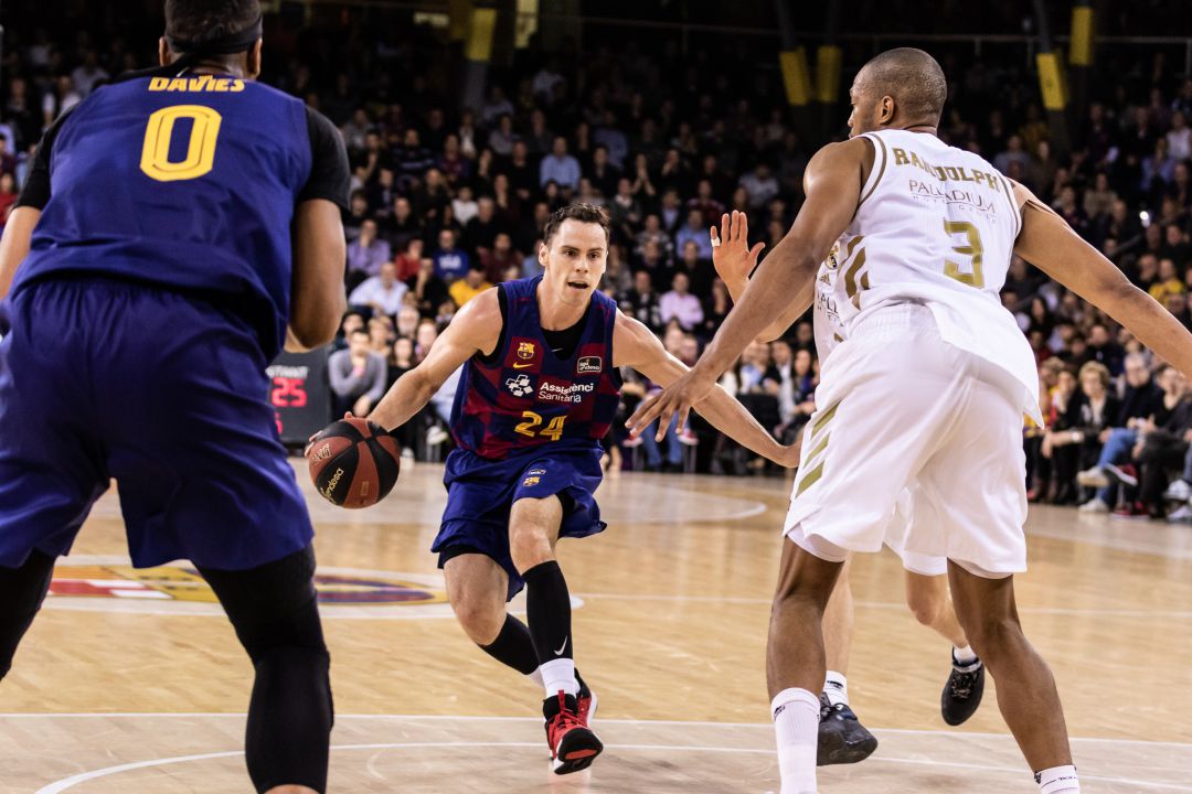 Una jugada del darrer Clàssic al Palau entre Barça i Madrid. Una jugada del darrer Clàssic al Palau entre Barça i Madrid.