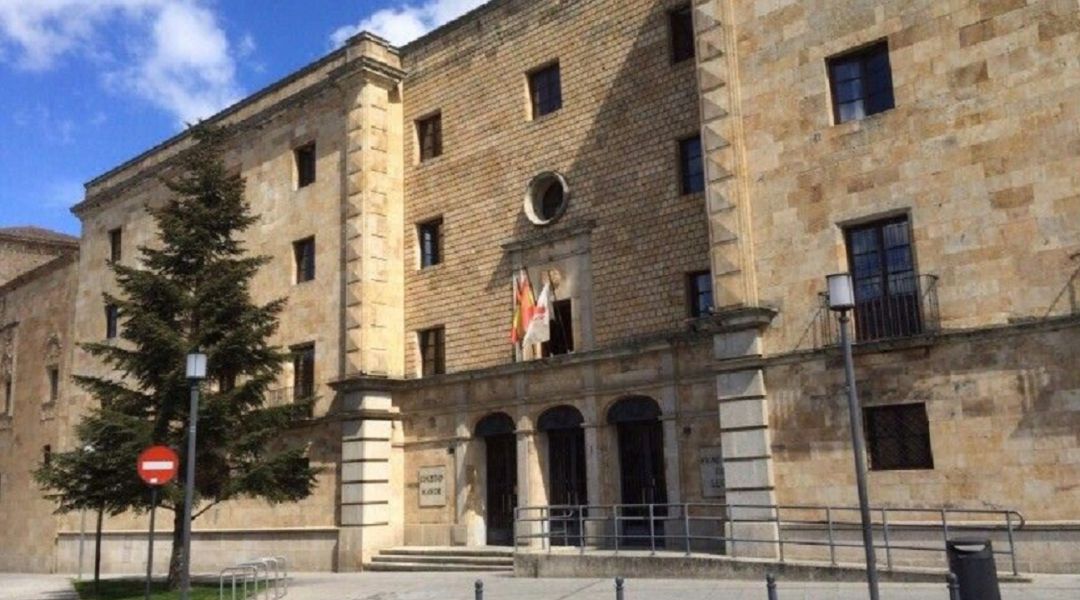 Fachada del Colegio Mayor Fray Luis de León, en cuarentena preventiva. Fachada del Colegio Mayor Fray Luis de León, en cuarentena preventiva.