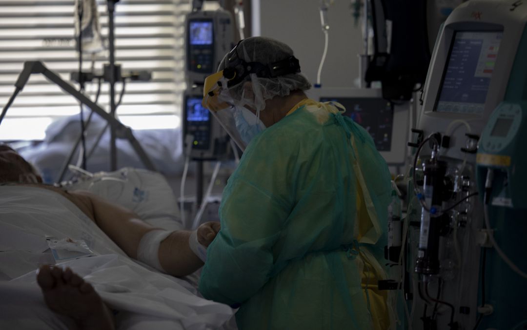 Un sanitario atiende a un paciente en la Unidad de Cuidados Intensivos (UCI) dedicada a enfermos de coronavirus del Hospital Universitario Ramón y Cajal Un sanitario atiende a un paciente en la Unidad de Cuidados Intensivos (UCI) dedicada a enfermos de coronavirus del Hospital Universitario Ramón y Cajal