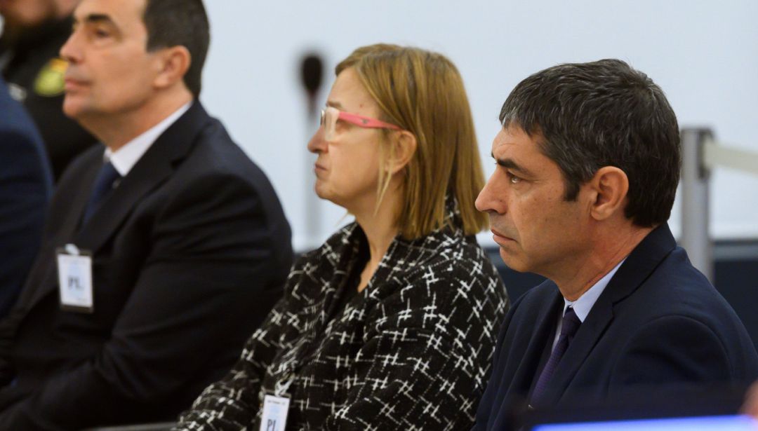 El exdirector de los Mossos d’Esquadra, Pere Soler (izq); la exintendente de Mossos d’Esquadra, Teresa Laplana (centro); y el mayor de los Mossos d’Esquadra, Josep Lluís Trapero (dech) en la Audiencia Nacional. El exdirector de los Mossos d’Esquadra, Pere Soler (izq); la exintendente de Mossos d’Esquadra, Teresa Laplana (centro); y el mayor de los Mossos d’Esquadra, Josep Lluís Trapero (dech) en la Audiencia Nacional.
