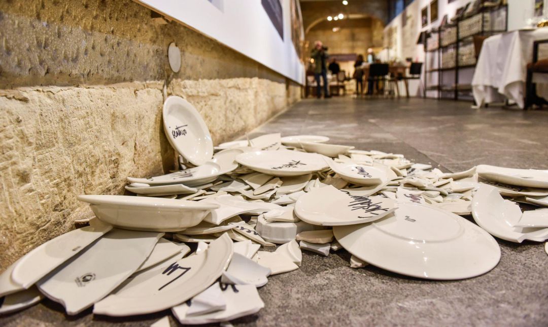 El Museo Vasco de Bilbao ha presentado este jueves la exposición 'Arzak en su salsa', una muestra que hace un recorrido por la historia del conocido cocinero vasco a través de diferentes mesas que han marcado su recorrido profesional y personal. El Museo Vasco de Bilbao ha presentado este jueves la exposición 'Arzak en su salsa', una muestra que hace un recorrido por la historia del conocido cocinero vasco a través de diferentes mesas que han marcado su recorrido profesional y personal.