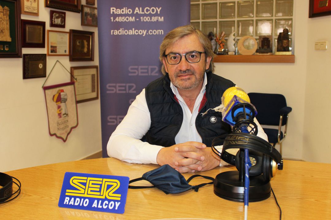 El diputado de Emergencias, Javier Sendra, en los estudios de Radio Alcoy El diputado de Emergencias, Javier Sendra, en los estudios de Radio Alcoy