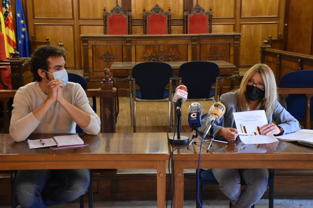 Cristian Santiago, portavoz de Podem, y Vanesa Moltó, edil de Hacienda, en la rueda de prensa en que han presentado las propuestas de tasas. Cristian Santiago, portavoz de Podem, y Vanesa Moltó, edil de Hacienda, en la rueda de prensa en que han presentado las propuestas de tasas.