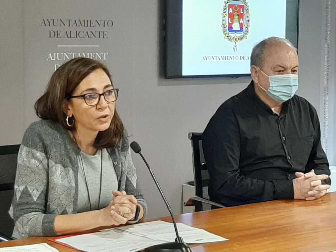 La edil socialista, Trini Amorós, durante la rueda de prensa La edil socialista, Trini Amorós, durante la rueda de prensa