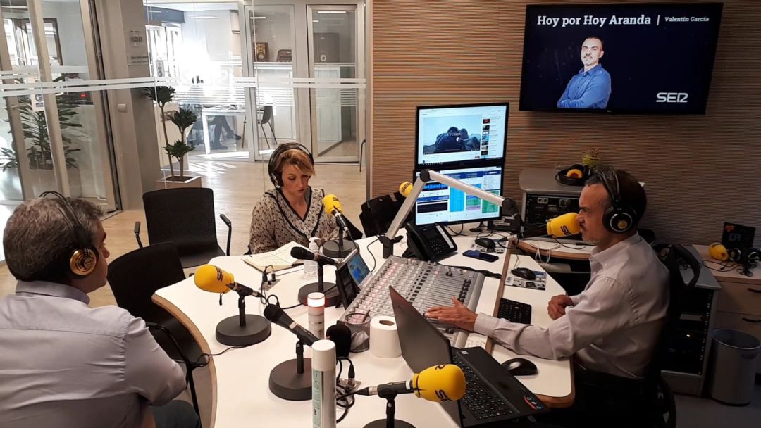 El debate sobre el confinamiento contó en los estudios Isilla de Radio Aranda - Cadena SER con la presencia de Roberto Rojo (i), vicepresidente de ASEMAR y la socióloga Cristina Martín, junto a Valentín García. El debate sobre el confinamiento contó en los estudios Isilla de Radio Aranda - Cadena SER con la presencia de Roberto Rojo (i), vicepresidente de ASEMAR y la socióloga Cristina Martín, junto a Valentín García.