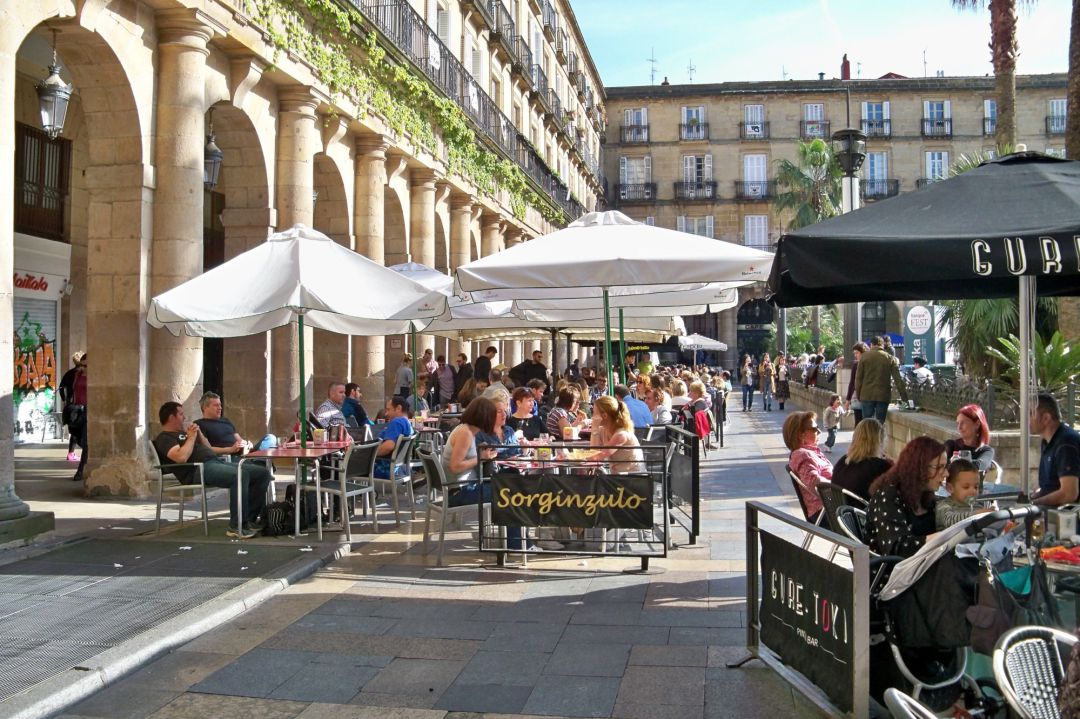 Terrazas de la Plaza Nueva, en Bilbao (archivo) Terrazas de la Plaza Nueva, en Bilbao (archivo)