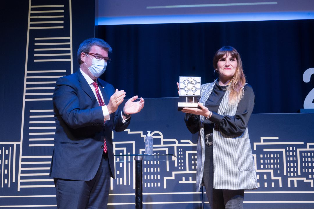 Rozalén recibió el premio 'Bilbo bihotzean' de manos del alcalde Rozalén recibió el premio 'Bilbo bihotzean' de manos del alcalde