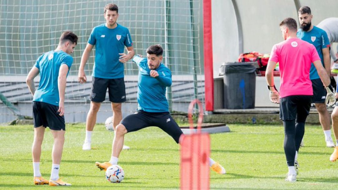 Yuri Berchiche en el entrenamiento de este jueves Yuri Berchiche en el entrenamiento de este jueves