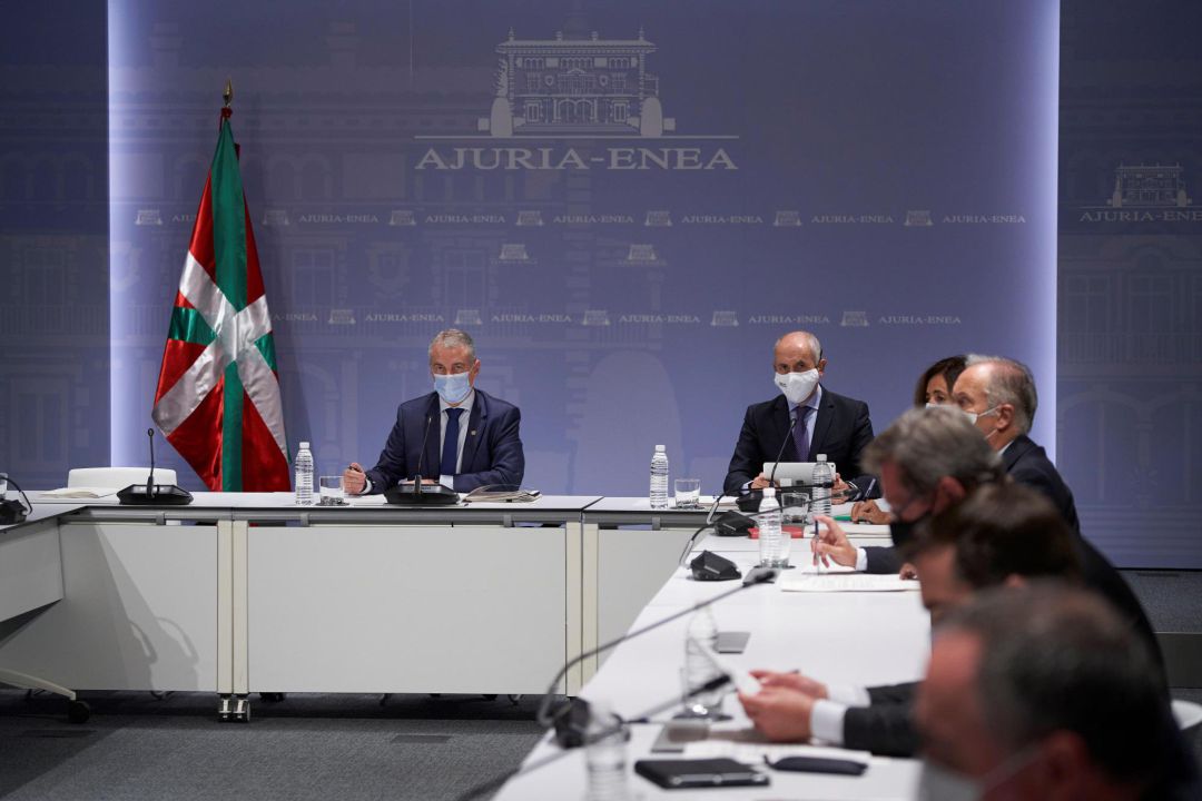 El lehendakari, Iñigo Urkullu (i), preside este jueves la reunión del comité asesor que le asiste como director único del Plan de Protección Civil de Euskadi (LABI) para decidir la adopción de medidas más restrictivas para hacer frente al incremento de casos de COVID-19 El lehendakari, Iñigo Urkullu (i), preside este jueves la reunión del comité asesor que le asiste como director único del Plan de Protección Civil de Euskadi (LABI) para decidir la adopción de medidas más restrictivas para hacer frente al incremento de casos de COVID-19