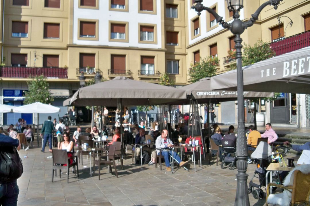 Clientes en terrazas de la Plaza Unamuno de Bilbao Clientes en terrazas de la Plaza Unamuno de Bilbao