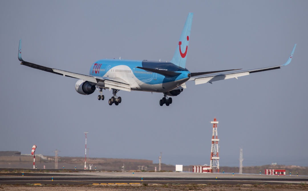 Un avión del turoperador TUI aterriza en el aeropuerto Tenerife Sur. TUI es una de las compañías turísticas que más visitantes atraen hasta el Archipiélago Un avión del turoperador TUI aterriza en el aeropuerto Tenerife Sur. TUI es una de las compañías turísticas que más visitantes atraen hasta el Archipiélago