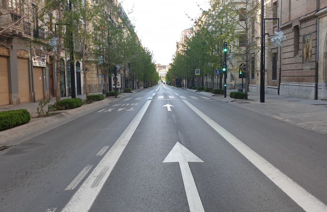 La Gran Vía de Granada, desierta el pasado mes de abril durante el estado de alarma por la primera ola de la covid-19 La Gran Vía de Granada, desierta el pasado mes de abril durante el estado de alarma por la primera ola de la covid-19