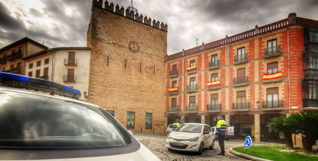 Agentes de la policía local trabajan en Baeza. Agentes de la policía local trabajan en Baeza.