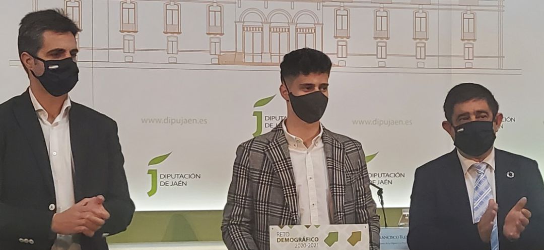 El diputado de Empleo, Luis Miguel Carmona y el presidente de la Diputación, Francisco Reyes, hacen entrega de una placa a uno de los beneficiarios del programa 'Reto demográfico' El diputado de Empleo, Luis Miguel Carmona y el presidente de la Diputación, Francisco Reyes, hacen entrega de una placa a uno de los beneficiarios del programa 'Reto demográfico'