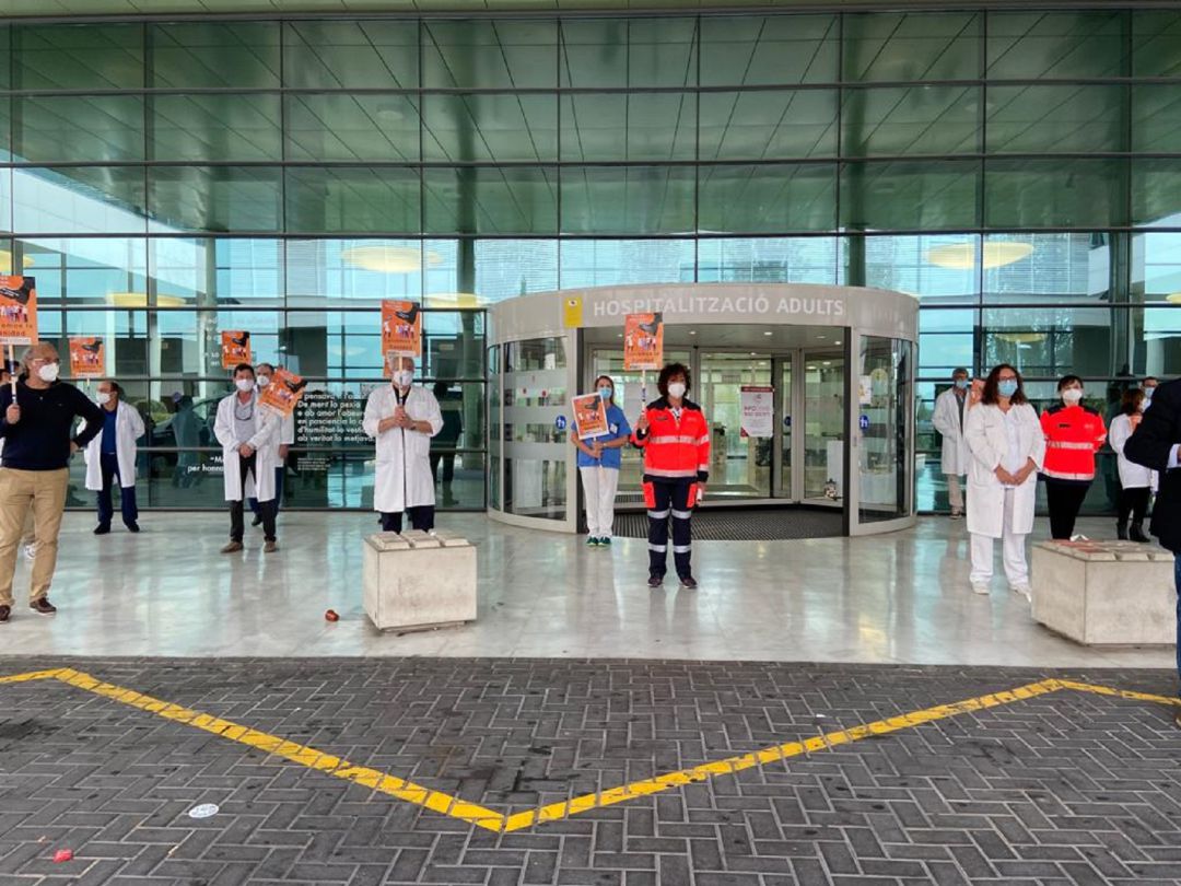 Decenas de profesionales sanitarios se han manifestado esta mañana a las puertas del Hospital de Son Espases con el lema "Salvemos la Sanidad" Decenas de profesionales sanitarios se han manifestado esta mañana a las puertas del Hospital de Son Espases con el lema "Salvemos la Sanidad"