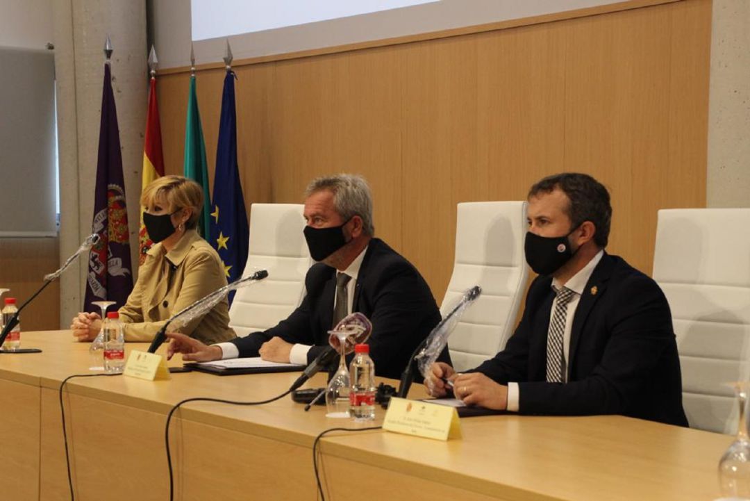 El presidente de la Autoridad portuaria de Motril, José García Fuentes, junto al alcalde de Jaén, Julio Millán y la teniente alcalde, María Cantos durante la firma de convenio de colaboración entre ambos territorios El presidente de la Autoridad portuaria de Motril, José García Fuentes, junto al alcalde de Jaén, Julio Millán y la teniente alcalde, María Cantos durante la firma de convenio de colaboración entre ambos territorios