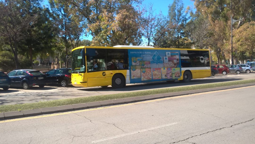 Los trabajadores de Latbus aseguran que se está dando un servicio "penoso" por los recortes en las frecuencias de las líneas Los trabajadores de Latbus aseguran que se está dando un servicio "penoso" por los recortes en las frecuencias de las líneas