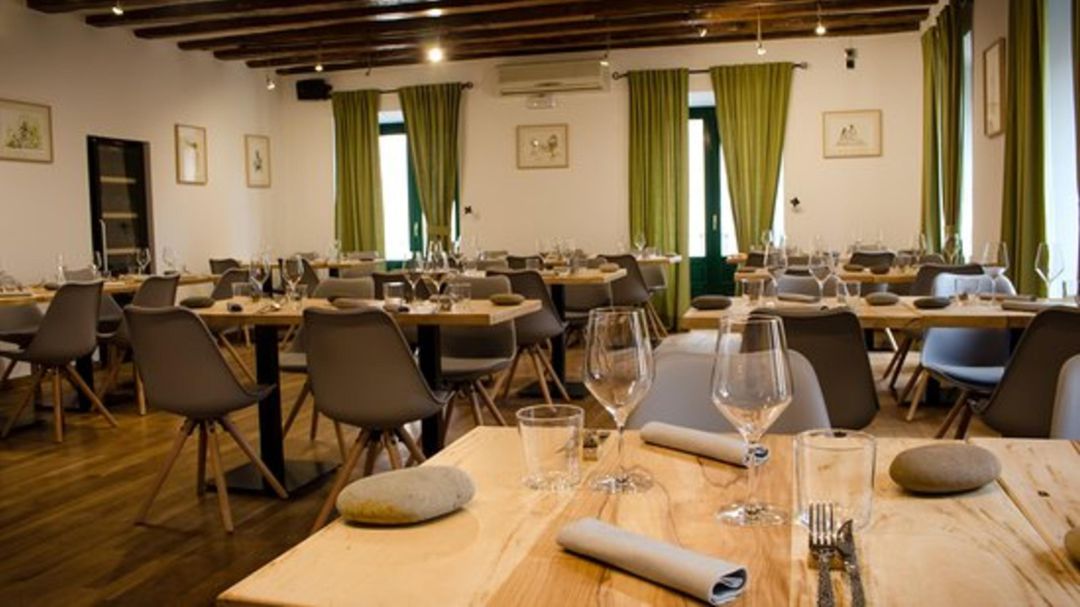 Interior de restaurante La Golondrina en La Granja de San Ildefonso (Segovia) Interior de restaurante La Golondrina en La Granja de San Ildefonso (Segovia)