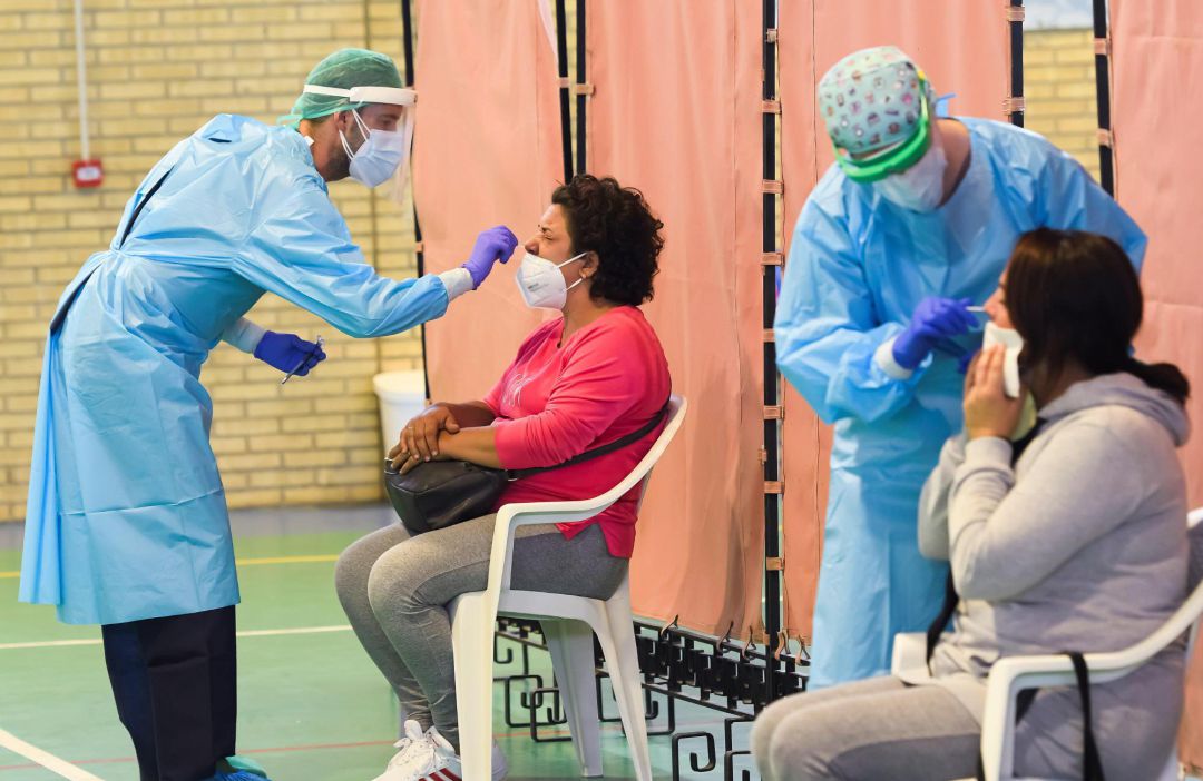 Personal del Servicio Andaluz de Salud realizan test rápidos a vecinos de la localidad sevillana de Utrera Personal del Servicio Andaluz de Salud realizan test rápidos a vecinos de la localidad sevillana de Utrera