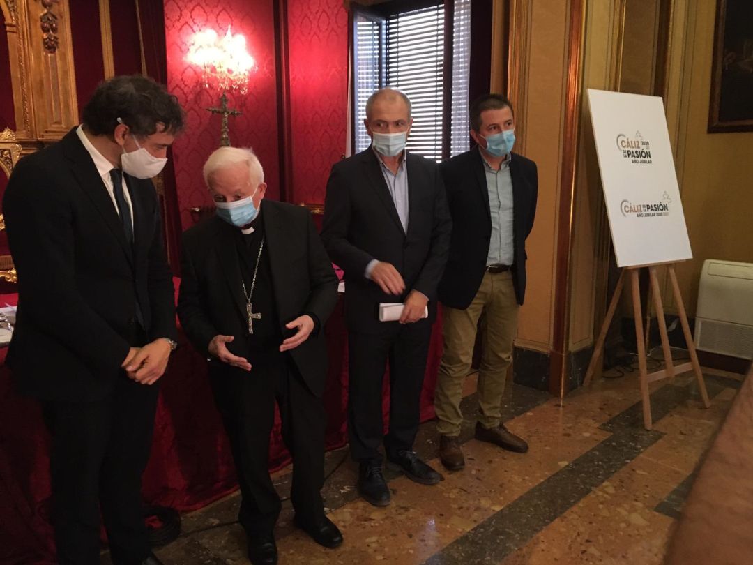 El cardenal Cañizares (segundo desde la izquierda) se pronuncia sobre la unión civil entre personas del mismo sexo: "Tengo muchos amigos homosexuales" El cardenal Cañizares (segundo desde la izquierda) se pronuncia sobre la unión civil entre personas del mismo sexo: "Tengo muchos amigos homosexuales"