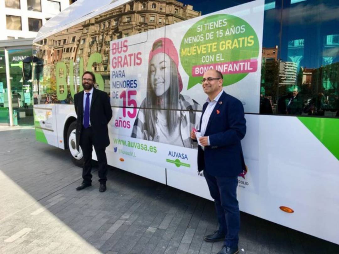 Veléz presenta nuevos autobuses Veléz presenta nuevos autobuses