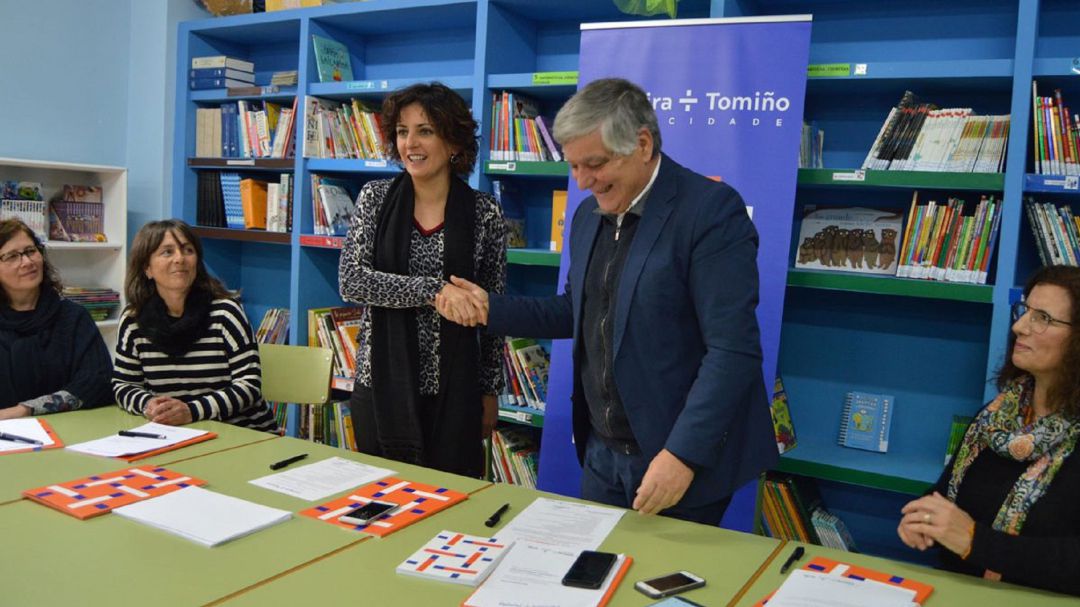 Sandra González, alcaldesa de Tomiño, saluda a Fernando Nogueira, presidente de la Cámara Municipal de Vila Nova de Cerveira. Sandra González, alcaldesa de Tomiño, saluda a Fernando Nogueira, presidente de la Cámara Municipal de Vila Nova de Cerveira.