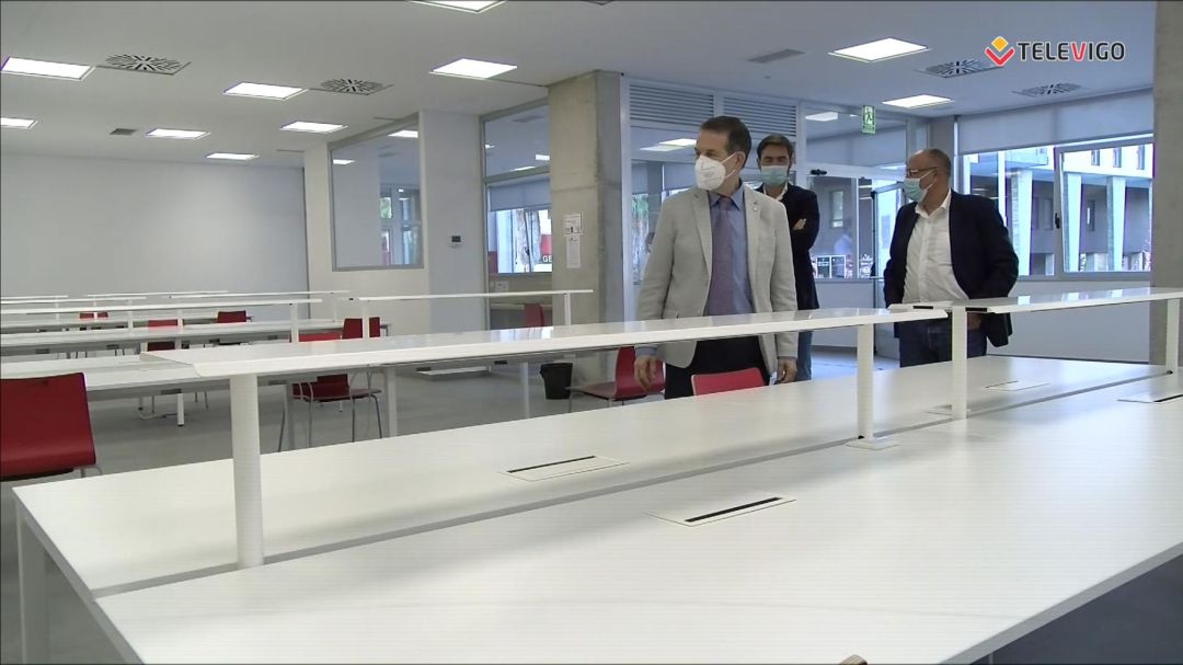 El alcalde durante la visita que ha realizado a la nueva sala de lectura de Navia El alcalde durante la visita que ha realizado a la nueva sala de lectura de Navia