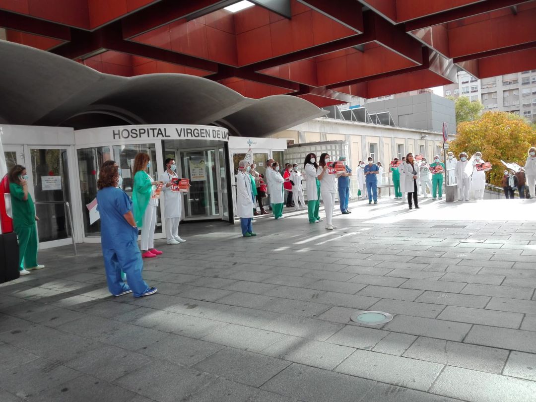 Medicos concentrados en la entrada del Hospital Virgen de la Concha Medicos concentrados en la entrada del Hospital Virgen de la Concha