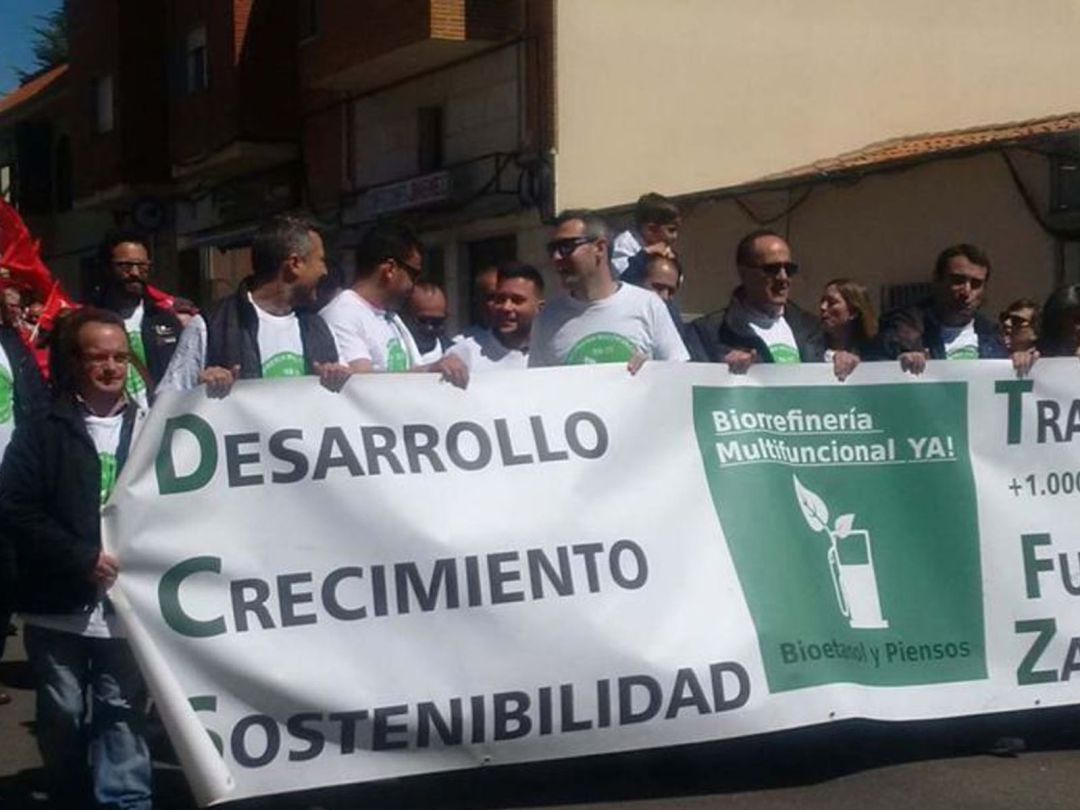 Pancarta en favor de la biorrefinería en la manifestación del 1º de Mayo de 2016 Pancarta en favor de la biorrefinería en la manifestación del 1º de Mayo de 2016