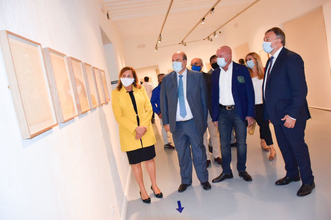 Rosa Ana Rodríguez (i), junto a otras autoridades y Roberto Polo durante la inauguración en septiembre de la exposición de la Casa Zavala Rosa Ana Rodríguez (i), junto a otras autoridades y Roberto Polo durante la inauguración en septiembre de la exposición de la Casa Zavala
