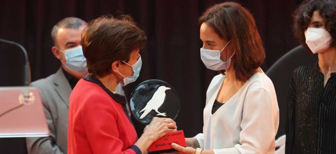 La filósofa Adela Cortina (i) recoge de manos de la alcaldesa de Getafe, Sara Hernández, el XI Premio 'José Luis Sampedro' La filósofa Adela Cortina (i) recoge de manos de la alcaldesa de Getafe, Sara Hernández, el XI Premio 'José Luis Sampedro'