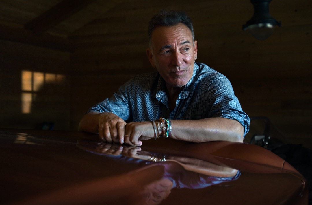 Bruce Springsteen en una fotografía promocional Bruce Springsteen en una fotografía promocional