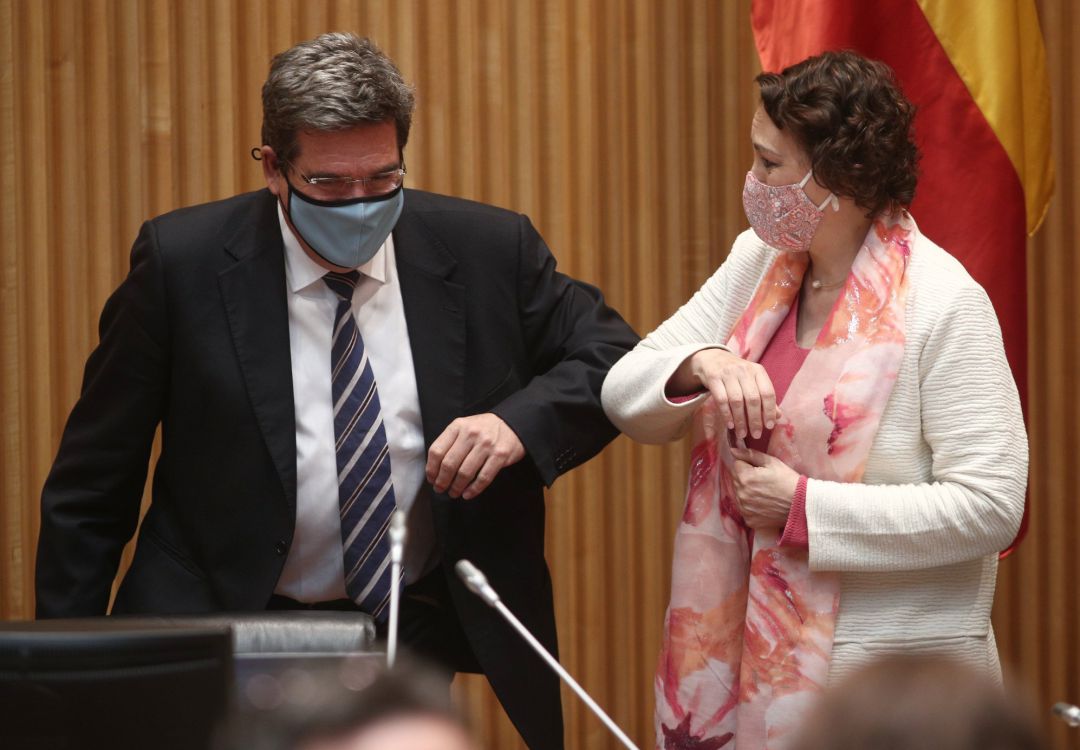 El ministro de Inclusión, Seguridad Social y Migraciones, José Luis Escrivá, saluda a la presidenta de la Comisión de Seguimiento y Evaluación de los Acuerdos del Pacto de Toledo, Magdalena Valerio. El ministro de Inclusión, Seguridad Social y Migraciones, José Luis Escrivá, saluda a la presidenta de la Comisión de Seguimiento y Evaluación de los Acuerdos del Pacto de Toledo, Magdalena Valerio.