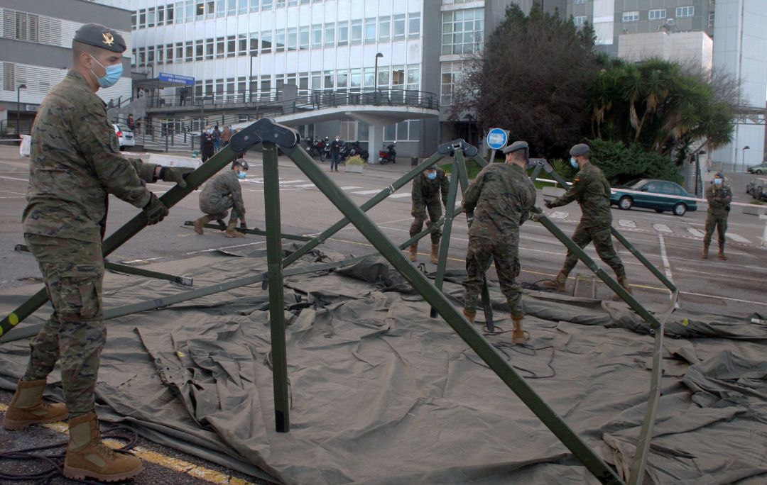 Soldados del Regimiento Príncipe de Asturias montan un hospital de campaña para el triaje de pacientes con covid-19 en la zona de aparcamiento del Hospital de Cabueñes, este viernes, en Gijón. Soldados del Regimiento Príncipe de Asturias montan un hospital de campaña para el triaje de pacientes con covid-19 en la zona de aparcamiento del Hospital de Cabueñes, este viernes, en Gijón.