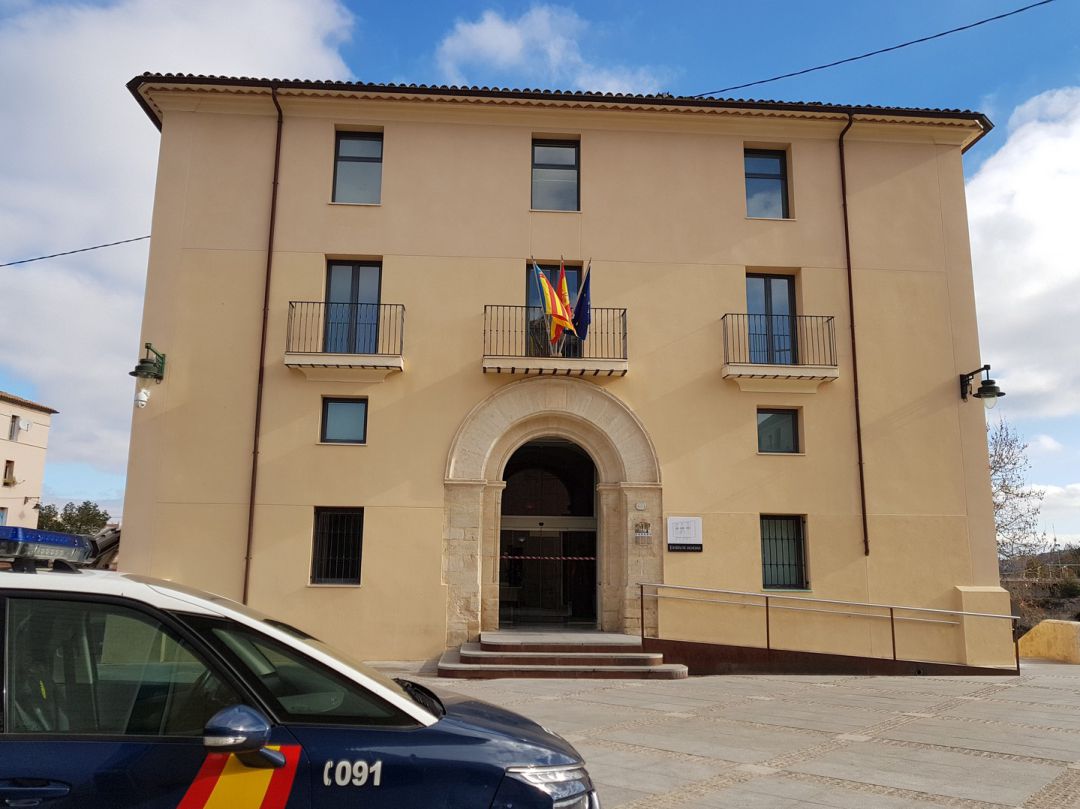 En el Palacio de Justicia de Alcoy se realizaron las diligencias previas y la titular del Juzgado de Primera Instancia e Instrucción número 4 ha decretado apertura de juicio oral ante el Juzgado de lo Penal de Alicante. En el Palacio de Justicia de Alcoy se realizaron las diligencias previas y la titular del Juzgado de Primera Instancia e Instrucción número 4 ha decretado apertura de juicio oral ante el Juzgado de lo Penal de Alicante.
