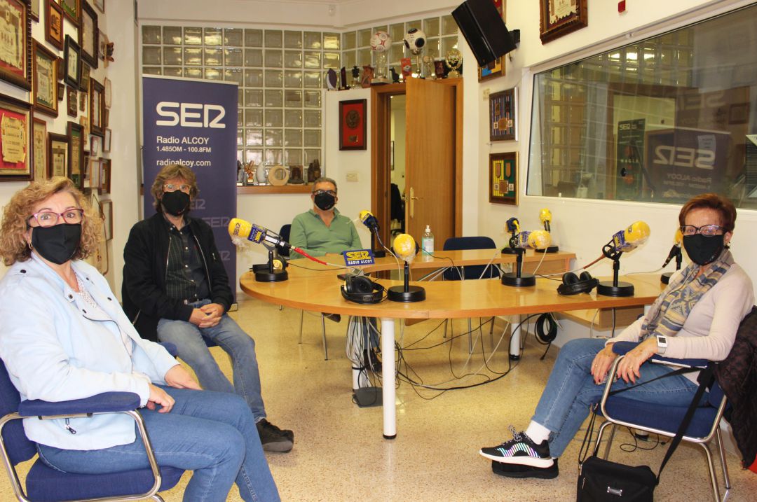 Iluminada Pastor, Marina Sánchez, Àngel Lluís Ferrando y Rafa Hernández en el estudio de Radio Alcoy Iluminada Pastor, Marina Sánchez, Àngel Lluís Ferrando y Rafa Hernández en el estudio de Radio Alcoy