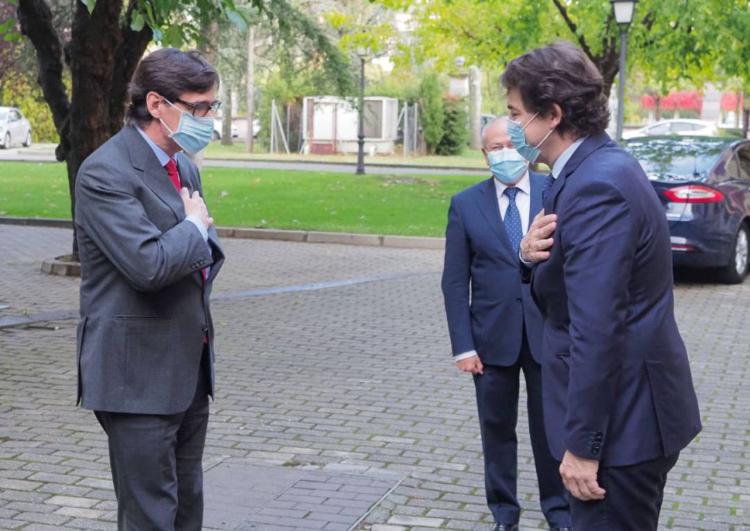 El ministro de Sanidad, Salvador Illa (i), saluda con la mano en el pecho al presidente de la Junta de Castilla y León, Alfonso Fernández Mañueco, a su llegada a una reunión programada entre ambos en Valladolid El ministro de Sanidad, Salvador Illa (i), saluda con la mano en el pecho al presidente de la Junta de Castilla y León, Alfonso Fernández Mañueco, a su llegada a una reunión programada entre ambos en Valladolid