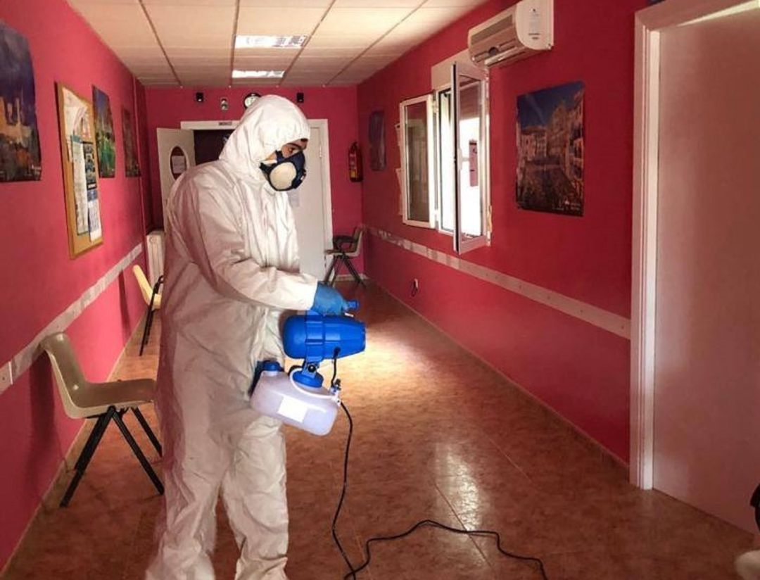 El equipo de gobierno está procediendo a la desinfección de instalaciones El equipo de gobierno está procediendo a la desinfección de instalaciones