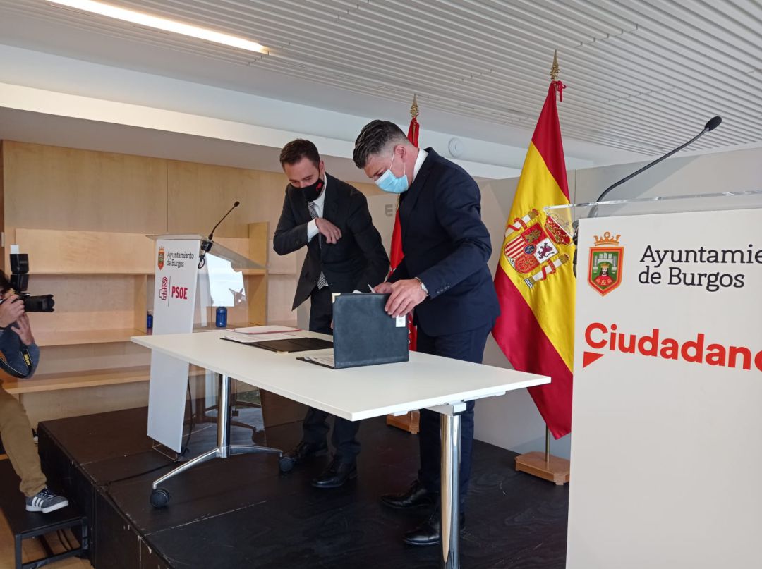 Daniel de la Rosa y Vicente Marañón, en la firma del acuerdo entre las dos formaciones para el Gobierno de la ciudad Daniel de la Rosa y Vicente Marañón, en la firma del acuerdo entre las dos formaciones para el Gobierno de la ciudad