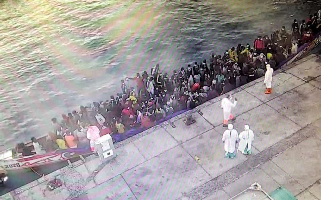 El cayuco llegando al muelle de Los Cristianos. El cayuco llegando al muelle de Los Cristianos.