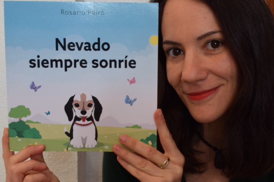 Rosario Peiró, autora de "Nevado siempre sonríe", muestra un ejemplar de su cuento solidario Rosario Peiró, autora de "Nevado siempre sonríe", muestra un ejemplar de su cuento solidario