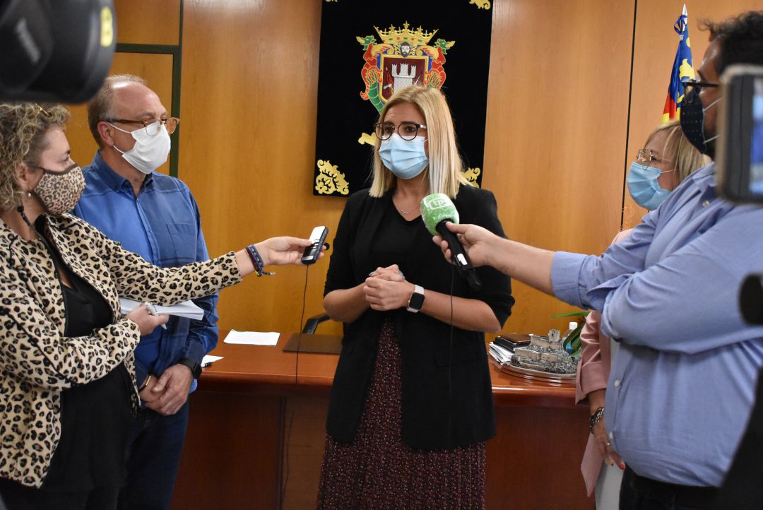 La alcaldesa de Petrer y el director de Salud Pública del Departamento de Elda anuncian las medidas La alcaldesa de Petrer y el director de Salud Pública del Departamento de Elda anuncian las medidas