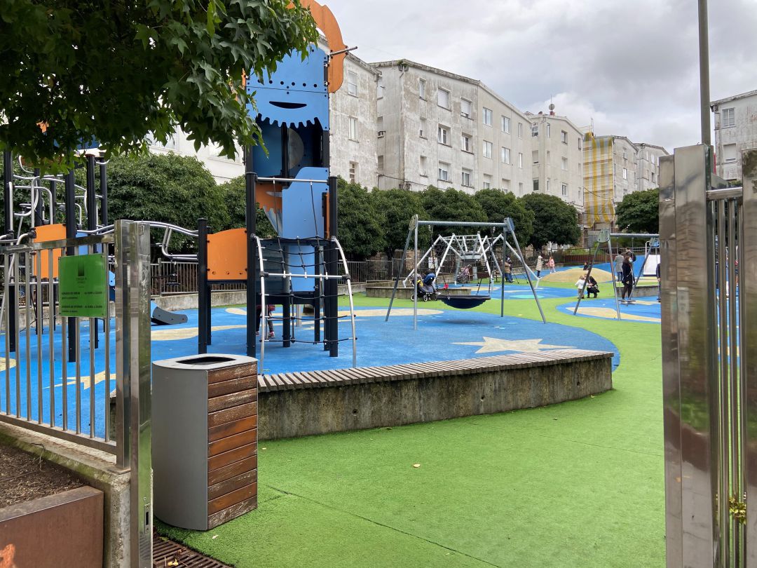 Los parques infantiles, como el de la Praza Roxa, permanecerán abiertos aunque con las restricciones que ya estaban vigentes Los parques infantiles, como el de la Praza Roxa, permanecerán abiertos aunque con las restricciones que ya estaban vigentes