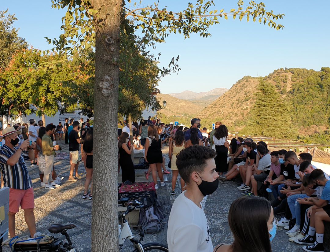 Turistas en el Mirador de San Nicolás del Albayzín granadino el pasado mes de septiembre Turistas en el Mirador de San Nicolás del Albayzín granadino el pasado mes de septiembre